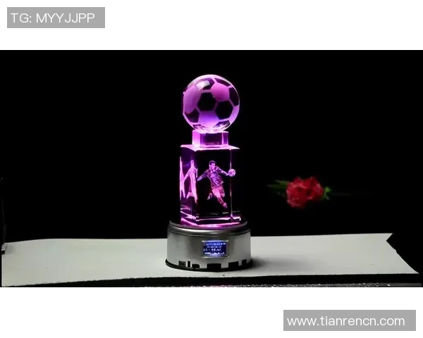 精美球星水晶摆件足球设计 展现球场传奇风采与艺术魅力